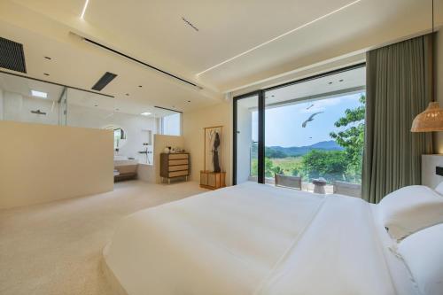 Gambar di galeri bagi Romantic July in the Wild Sky Garden Private Bath Starry Sky Swimming Pool Wild Luxury Viewing B&B di Baishuiwan