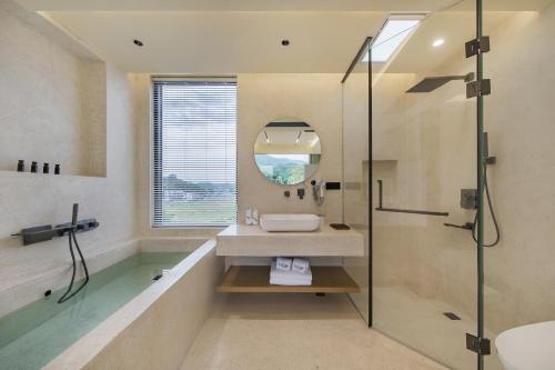 Gambar di galeri bagi Romantic July in the Wild Sky Garden Private Bath Starry Sky Swimming Pool Wild Luxury Viewing B&B di Baishuiwan