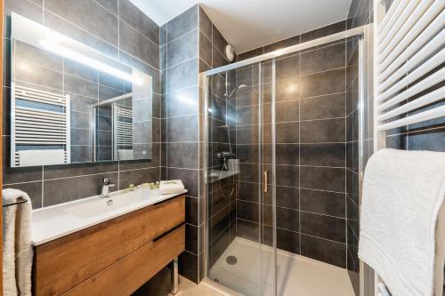 une salle de bain avec un lavabo et une douche dans l'établissement Appartment T4 Cerf Che pour 8 pers à Monetier Les Bains proche départ des pistes, au Monêtier-les-Bains