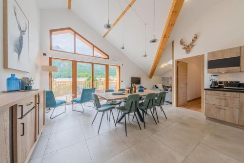 une cuisine et une salle à manger avec une table et des chaises dans l'établissement Appartment T4 Cerf Che pour 8 pers à Monetier Les Bains proche départ des pistes, au Monêtier-les-Bains