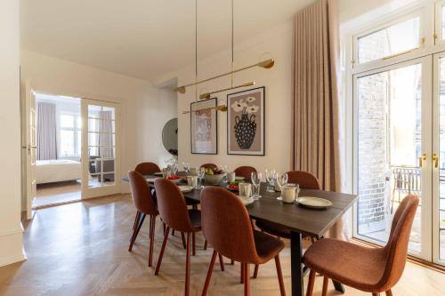 a dining room with a table and chairs at Lovely Apartment by w Bathtub and Balcony in Copenhagen