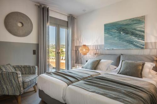 Postel nebo postele na pokoji v ubytování Helios Luxury Villas Private and Superior