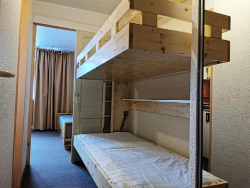 une chambre avec un lit superposé avec une échelle dans l'établissement Rond Point Des Pistes - Studio 4 personnes idéalement situé MAE-8301, à Tignes