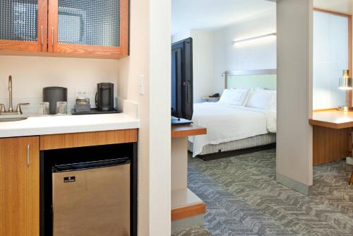 Ein Bett oder Betten in einem Zimmer der Unterkunft Springhill Suites by Marriott Wichita East At Plazzio