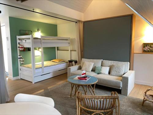 Studio moderne à Sauzon avec vue port, wifi et lits faits - FR-1-418-186