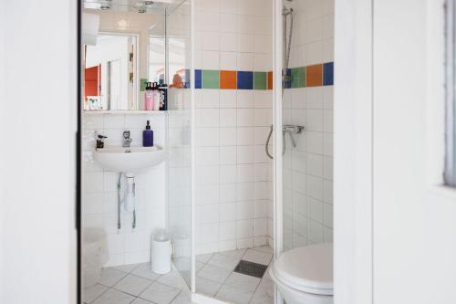 Koupelna v ubytování Gårdshotell Klockargården Öregrund