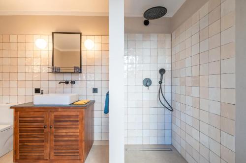 un baño con lavabo y ducha en Casa Jutta, en Santa Margalida