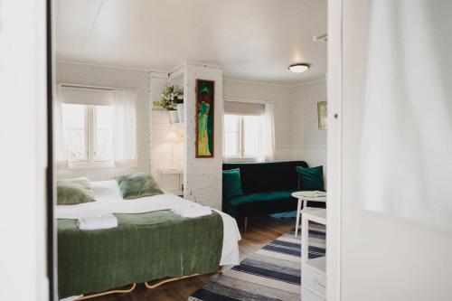 Postel nebo postele na pokoji v ubytování Gårdshotell Klockargården Öregrund