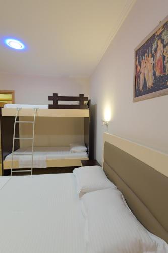 Ένα ή περισσότερα κρεβάτια σε δωμάτιο στο Vila Kristiano Ksamil