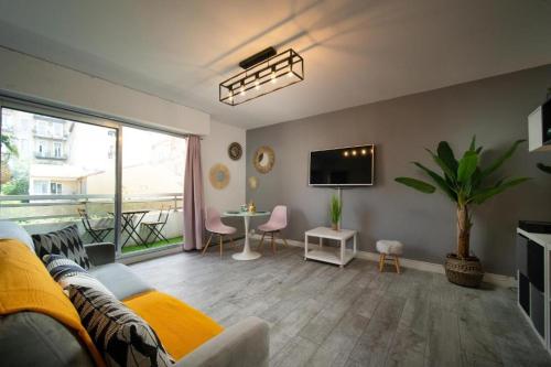 un salon avec un canapé et une table dans l'établissement Appartement climatisé tout equipe avec balcon au cœur de Marseille, à Marseille