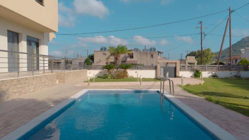 una piscina nel cortile di una casa di Villa Stamatina a Pastida
