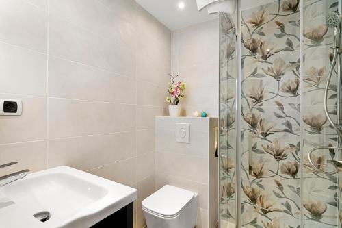 une salle de bain avec une douche, des toilettes et un lavabo dans l'établissement Les Oranges Five Stars HolidayHouse, à Nice