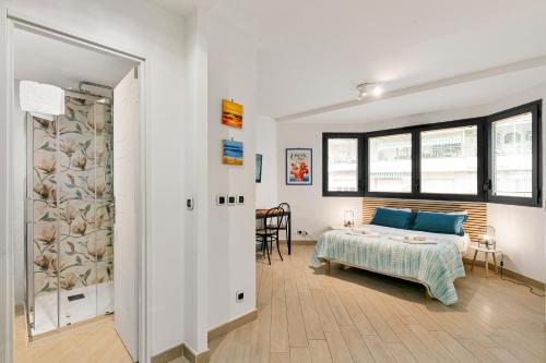 une chambre avec un lit et une table dans une pièce dans l'établissement Les Oranges Five Stars HolidayHouse, à Nice