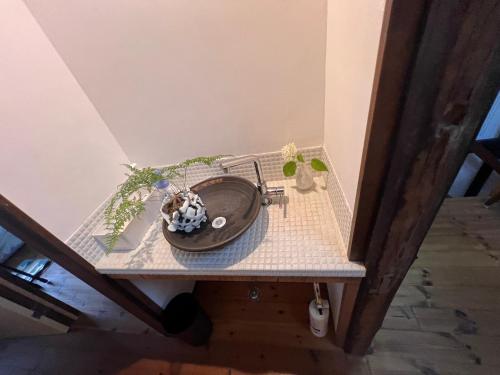 a table with a sink on top of it at ヒルズハウスセカンド in Tokoname