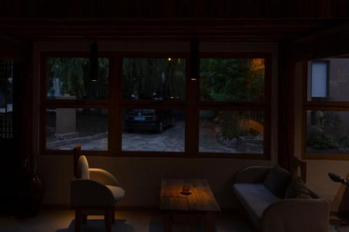 Posezení v ubytování One Zen Lodge Snowy Haven