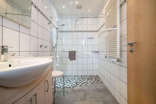 a bathroom with a sink and a shower at Ferienwohnung-mit-Gartenblick in Rechlin