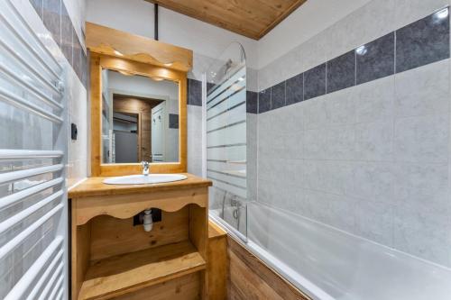 une salle de bain avec un lavabo et un miroir dans l'établissement Résidence Les Hauts De Preclaux - Appartement cosy pour 6 personnes aux Orres 1800 MAE-5041, aux Orres