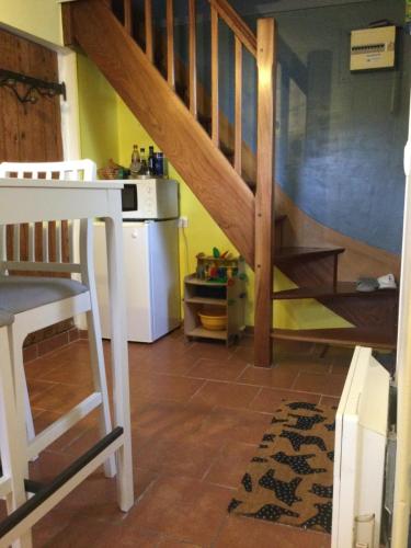 Elle comprend un salon avec un escalier et un réfrigérateur. dans l'établissement Le petit secret au pied du zoo, à Saint-Aignan