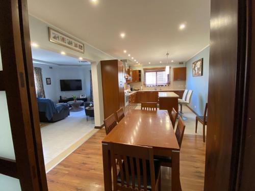 Μια τηλεόραση ή/και κέντρο ψυχαγωγίας στο Elegant & Cozy House in Prime St Julians by SF Homes