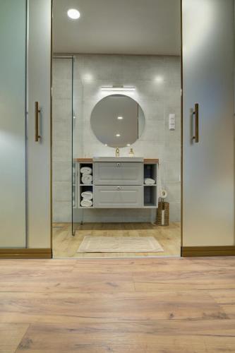 a bathroom with a sink and a mirror at Rozmaring Vendégház in Zalaegerszeg