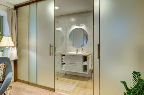 a bathroom with a shower and a sink at Rozmaring Vendégház in Zalaegerszeg