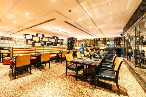 a restaurant with tables and chairs in a room at Marriott Executive Apartments Tianjin TEDA in Binhai