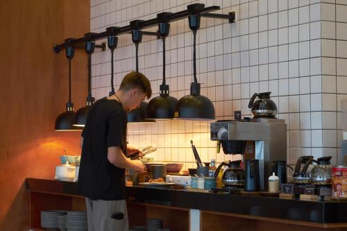 Επισκέπτες που μένουν στο Escape Beach Resort - New Look & Improved