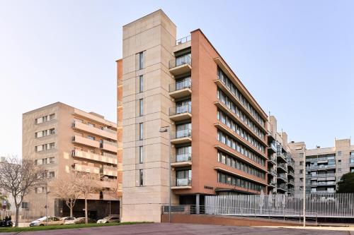 バルセロナにあるCatalonia Barcelona Beachの一部の建物の前のアパートメントビル