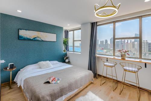 a bedroom with a bed and a blue wall at Qingdao Shanhaiji Sea View B&B Wusi Square Branch in Fushansuo