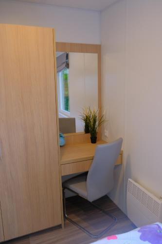 a desk in a room with a mirror at Tinyhaus Sankt Rupert Nummer 11 in Riedenburg