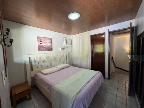 a small bedroom with a bed in a room at Casa Privê Maragogi Pé na areia in Maragogi