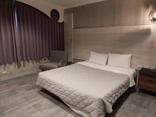 Postel nebo postele na pokoji v ubytování Hwa Nan Hotel