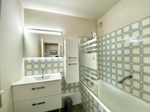 a bathroom with a sink and a mirror at C2111 Appartement Vue Mer Terrasse, Parking in Arcachon
