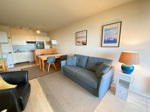 un salon avec un canapé et une table dans l'établissement C2111 Appartement Vue Mer Terrasse, Parking, à Arcachon