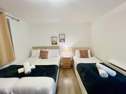 Postel nebo postele na pokoji v ubytování High Trees Place - 2 Bed Ground Floor Flat with free Parking