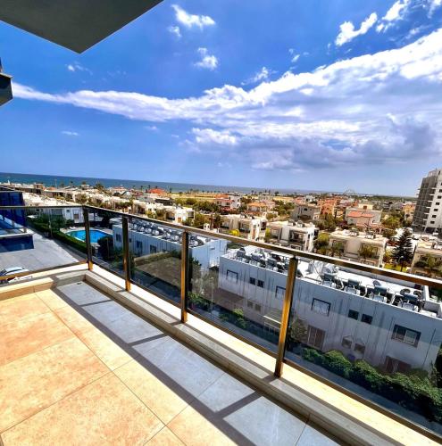 IskeleにあるSEA View Studios LONG BEACHの街の景色を望むバルコニー