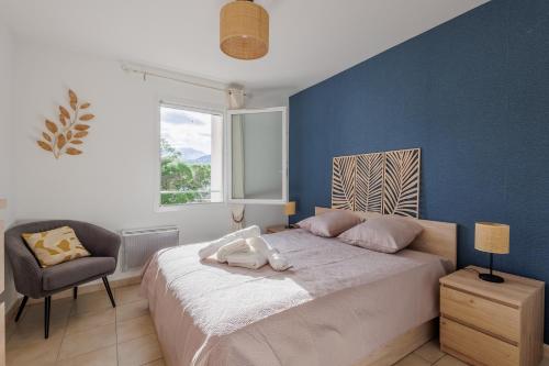 une chambre avec un lit, une chaise et une fenêtre dans l'établissement U Sognu - Proche plage vue montagne, à LʼÎle-Rousse