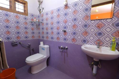 ein Badezimmer mit Toilette und Waschbecken in der Unterkunft The Svarga Munnar Hill View resort in Munnar