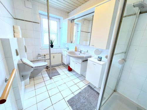 a bathroom with a toilet sink and a shower at I Apartment 8 Personen - Monteurzimmer - Ferienwohnung - Dingolfing in Dingolfing