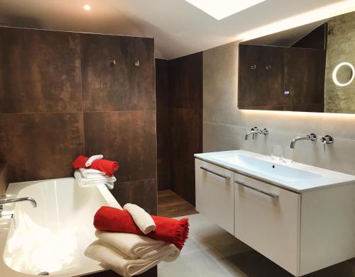 bagno con lavandino e vasca con asciugamani di Château de Belmont-Sainte-Foi a Belmont-Sainte-Foi
