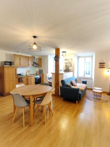 un salon avec une table et un canapé dans l'établissement Le Nomézia, à Ax-les-Thermes