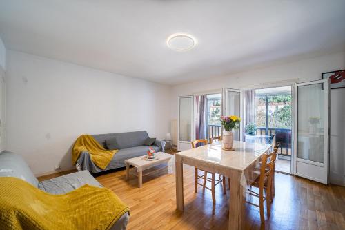 un salon avec une table et un canapé dans l'établissement Le Vieux Pont - Vue montagne parking privé, à Amélie-les-Bains-Palalda