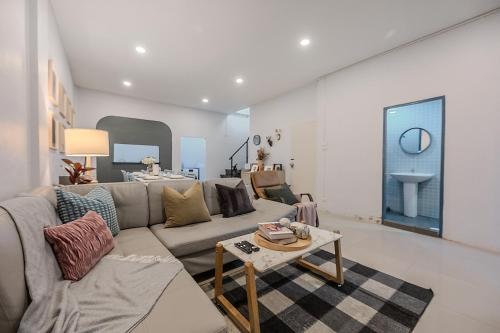 una sala de estar con un sofá y una mesa en RB01 Chatuchak, Netflix, SpeedNet, Bts,mrt, 10Pax, en Bangkok