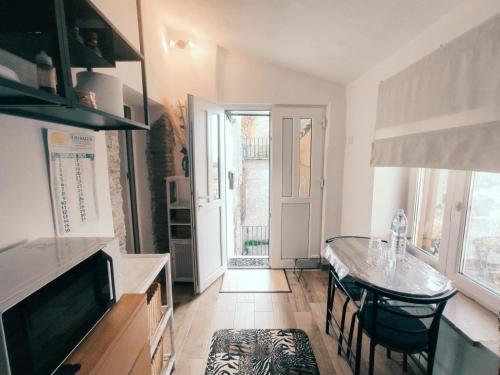 a kitchen with a table and chairs and a television at la Casetta nel Borgo antico in Corese Terra