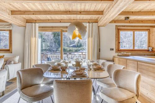 une salle à manger avec une table et des chaises dans l'établissement Chalet Alpina, à Megève