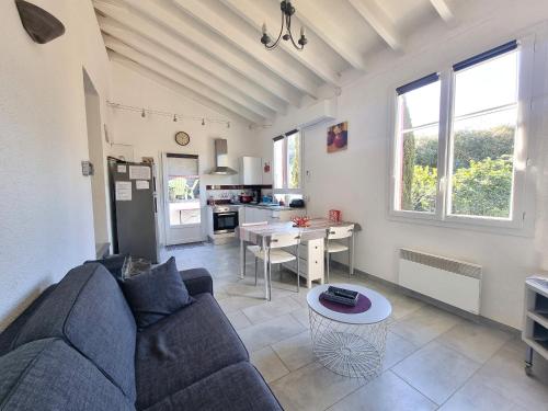 un salon avec un canapé et une table dans l'établissement Maison bord de mer climatisée avec jardin, parking et WiFi à Port-Vendres - FR-1-309-7, à Port-Vendres