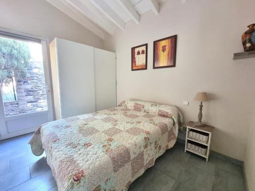 une chambre avec un lit et une fenêtre dans l'établissement Maison bord de mer climatisée avec jardin, parking et WiFi à Port-Vendres - FR-1-309-7, à Port-Vendres