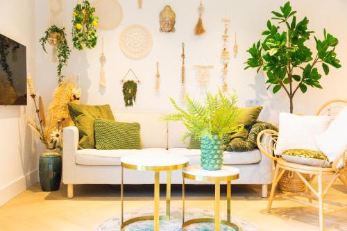 a living room with plants on the wall at Vakantie in Noordwijk in Noordwijk