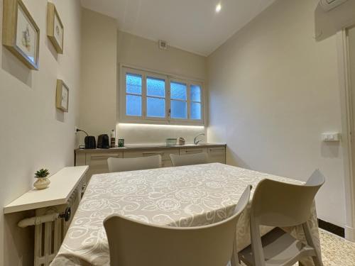 une cuisine et une salle à manger avec une table et des chaises dans l'établissement Appartement central rue Hoche, à Cannes