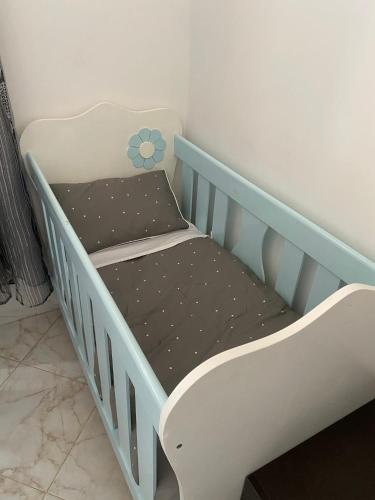 a blue and white crib in a room at Dar Ezzahra in Tozeur